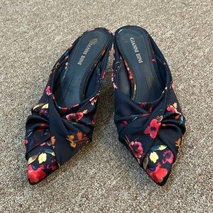 Gianni Bini kitten-heel mules. Floral satin, size 6.